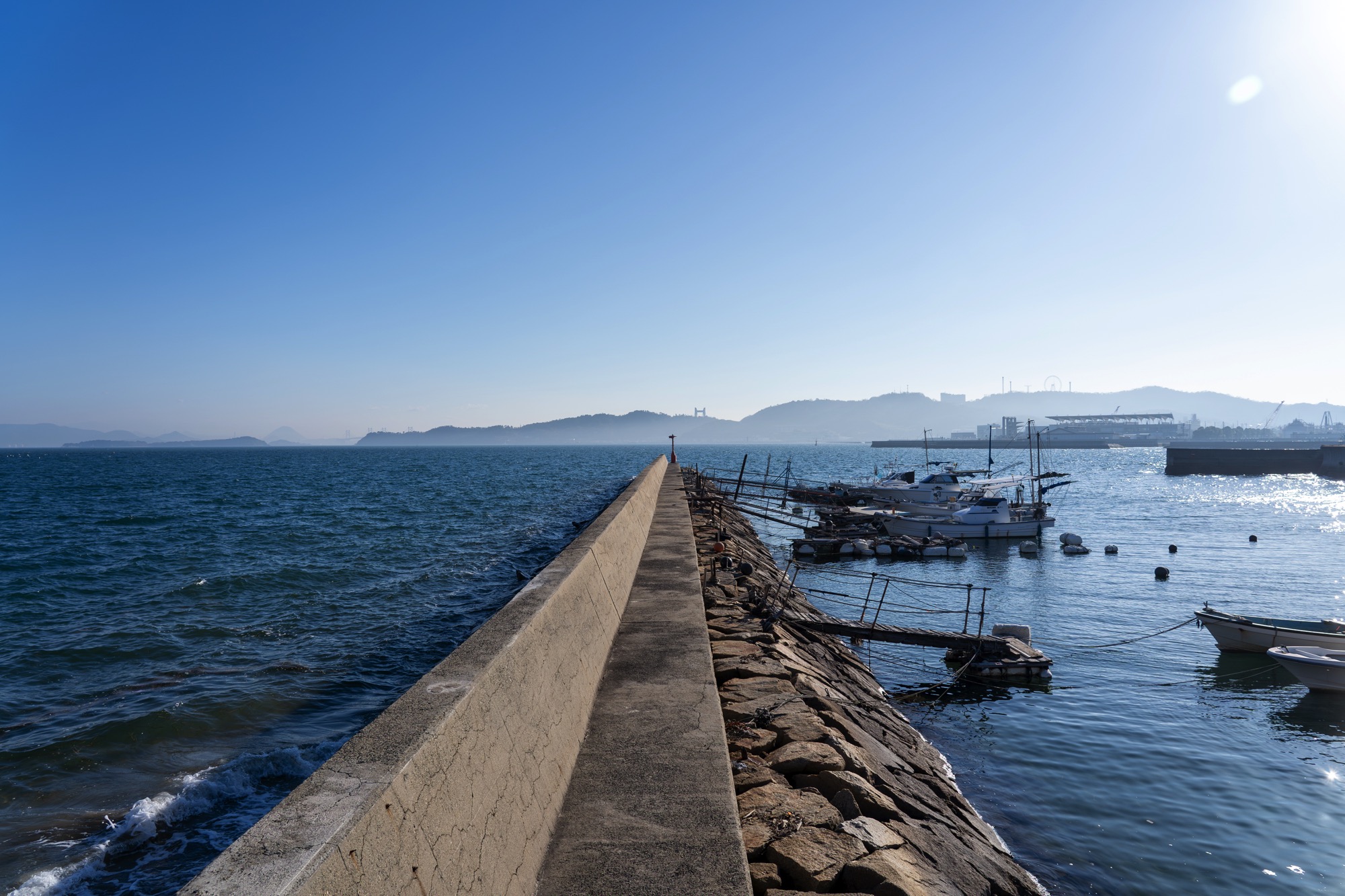 琴浦港の堤防とビーコン