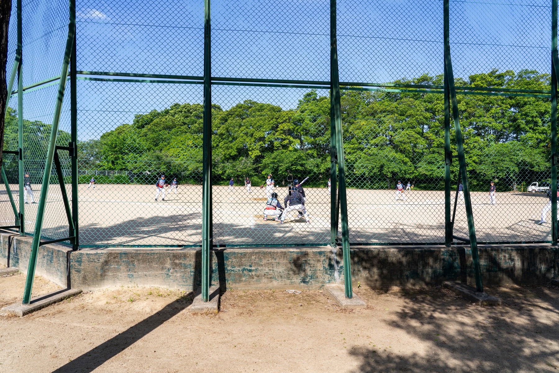 酒津公園 野球グラウンドでソフトボールの試合をしている方々