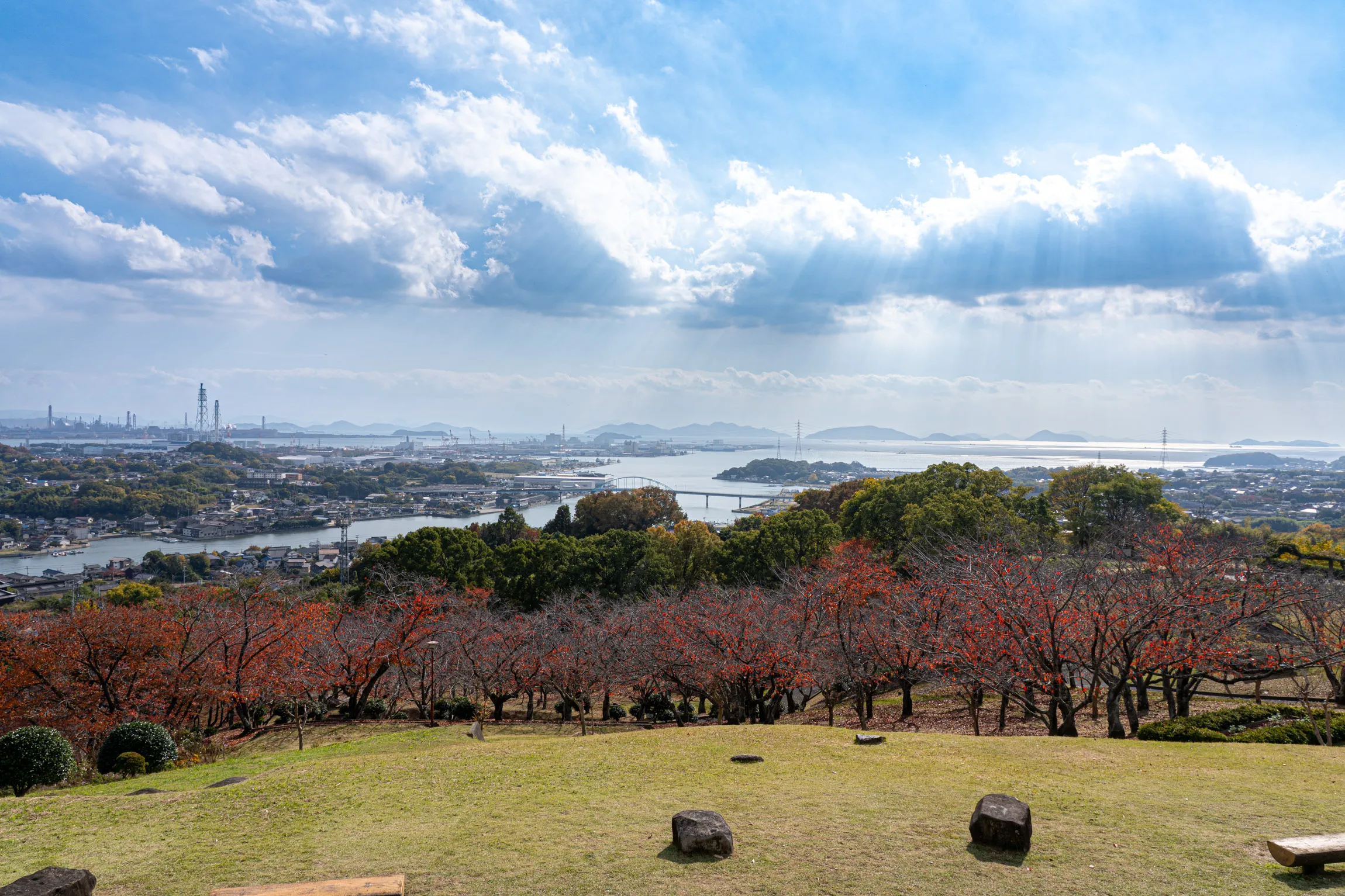 溜川、玉島港と瀬戸内海
