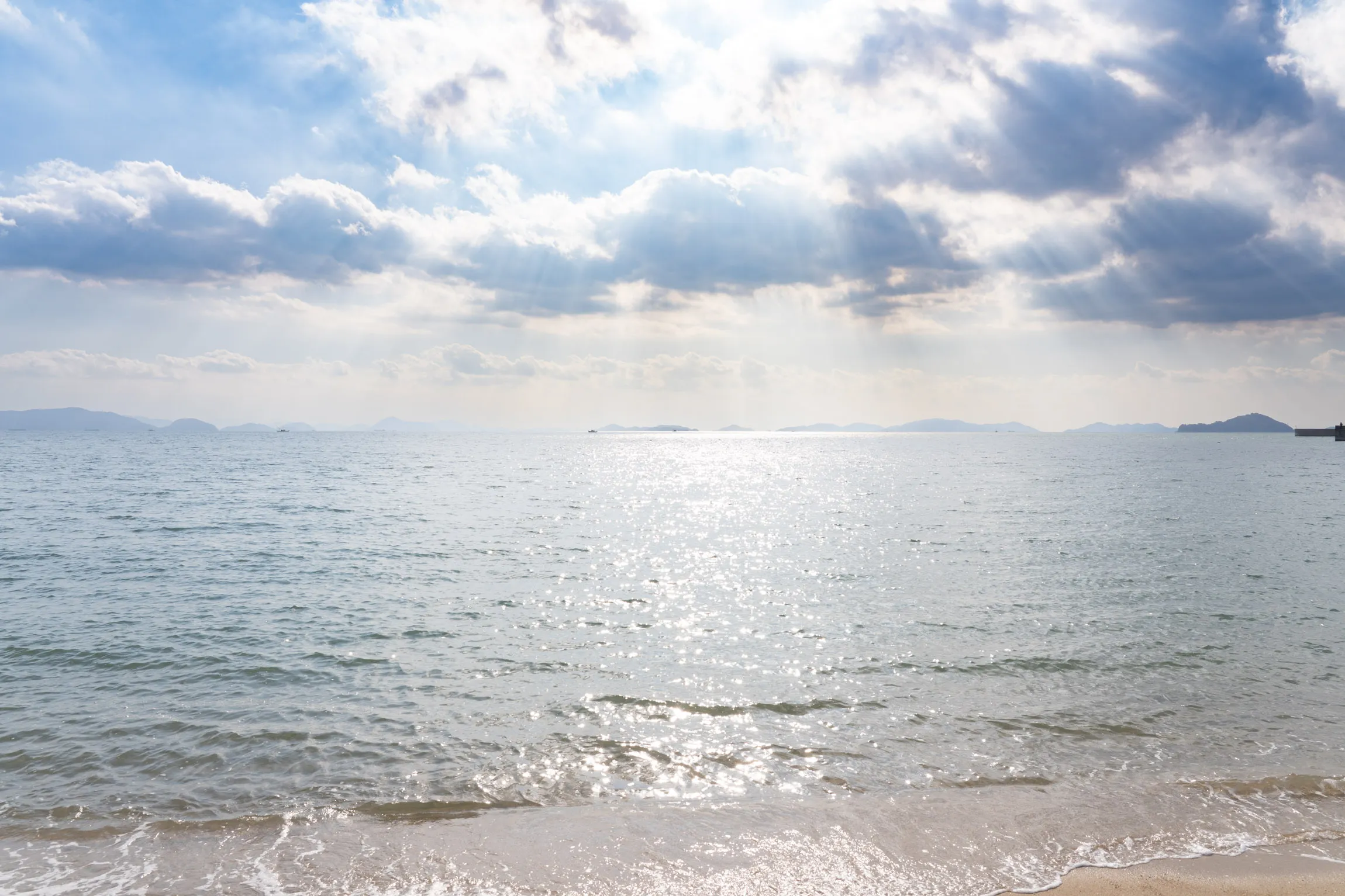 瀬戸内海（海と光芒）