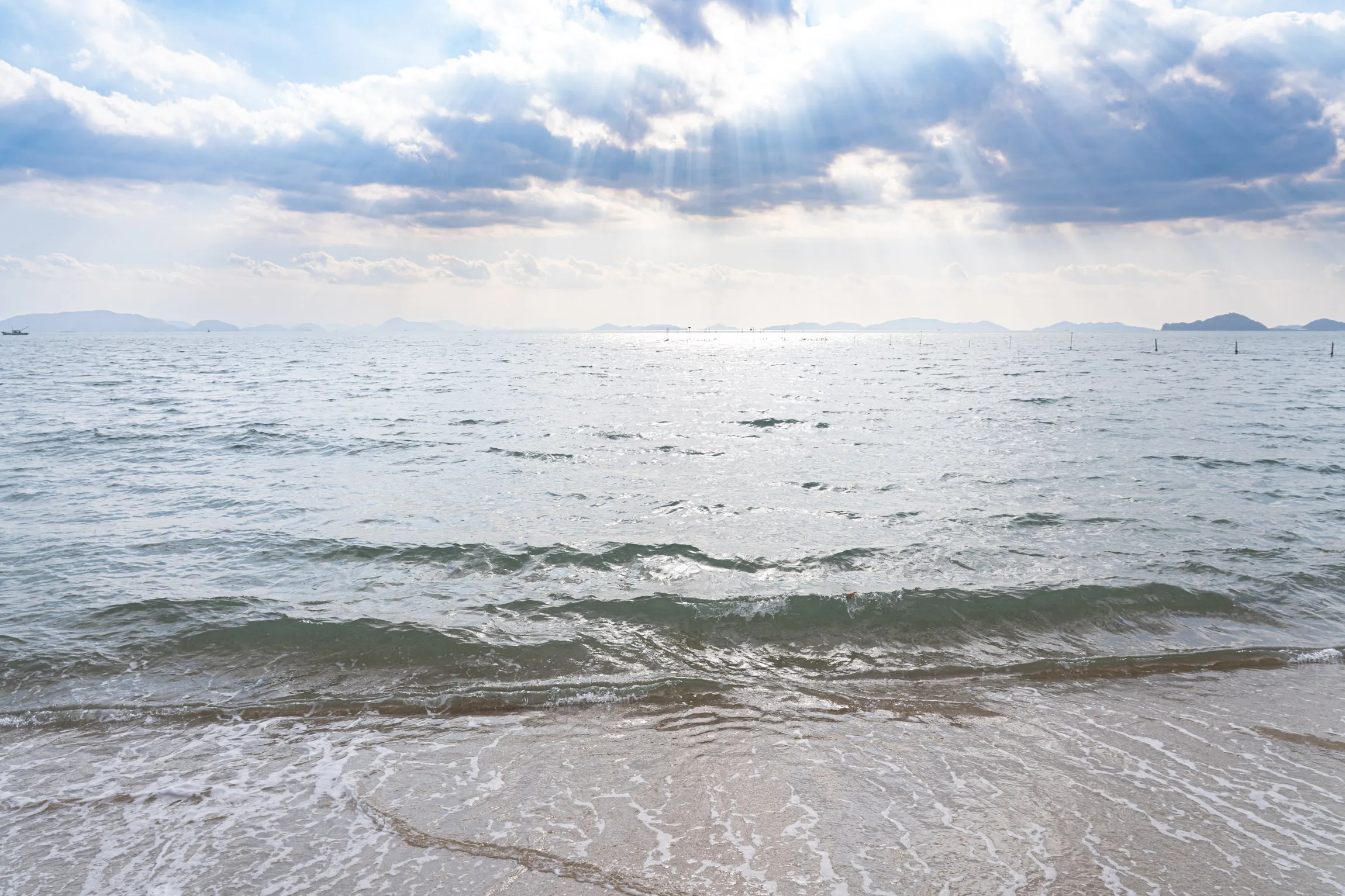 雲から出る光芒