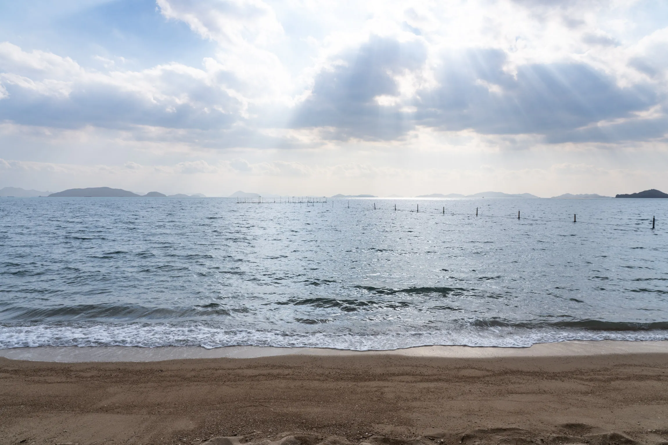 穏やかな波と海と杭